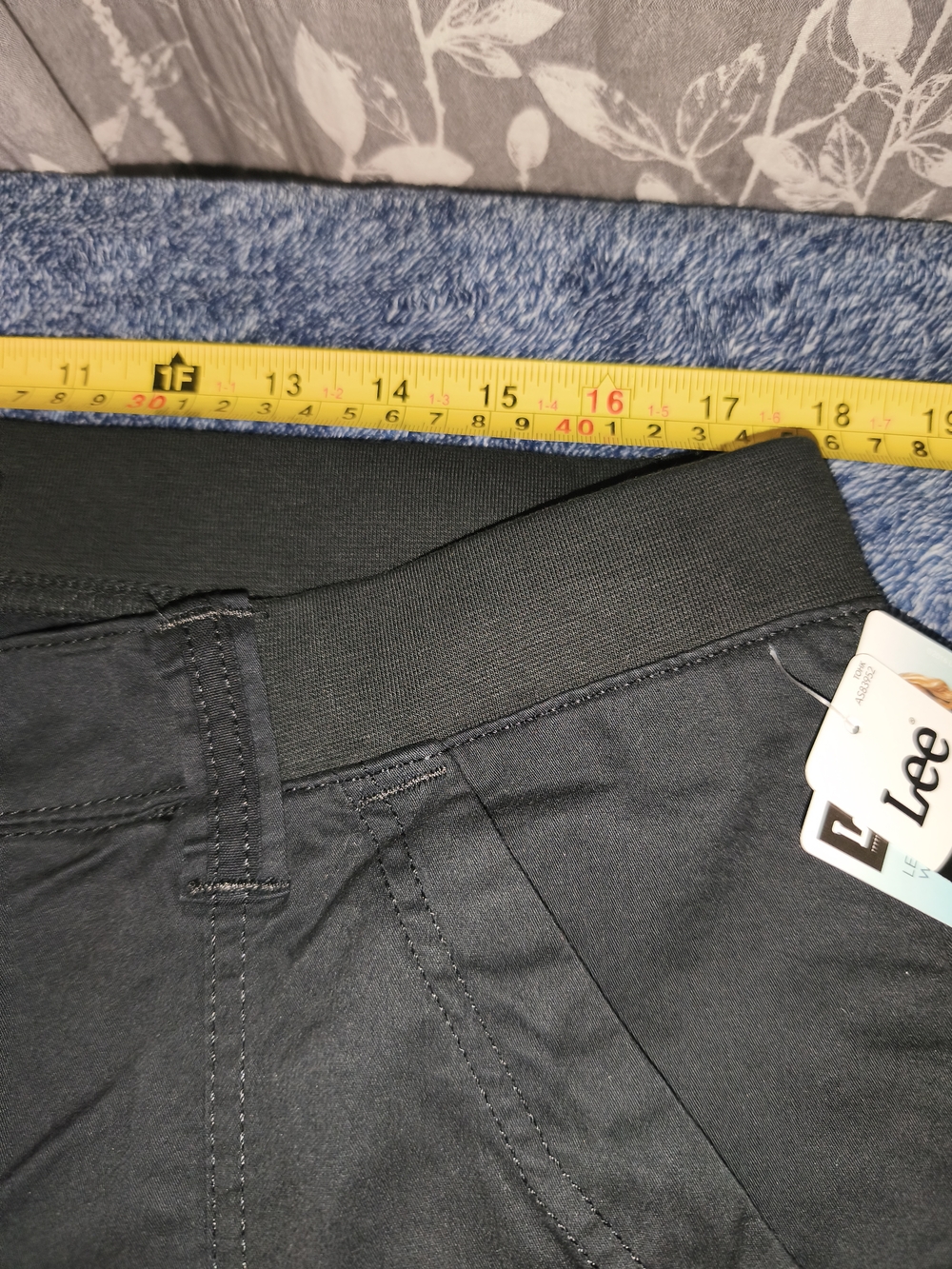 Lee Relaxed Fit Black Capris - Picture 4 of 9
